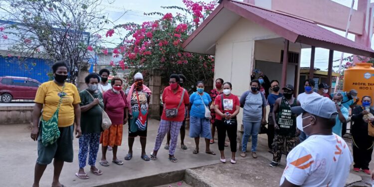 Bupati Merauke Dialog Dengan Sejumlah 	Mama Papua di Pasar Wamanggu