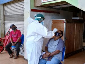 Puluhan Petugas dan Cleaning Service di Pasar Wamanggu Lakukan Swab Antigen