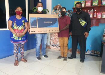 PT SMJ Merauke Berikan Bantuan TV 32 	Inch dan Uang Tunai Untuk Steven
