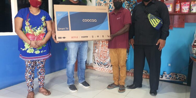 PT SMJ Merauke Berikan Bantuan TV 32 	Inch dan Uang Tunai Untuk Steven