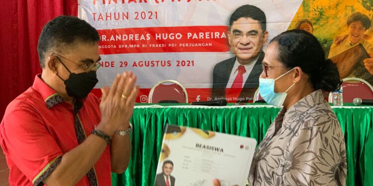 AHP Bagikan Beasiswa PIP-Aspirasi Kepada Ribuan Siswa di Kabupaten Flores Timur, Sikka dan Ende