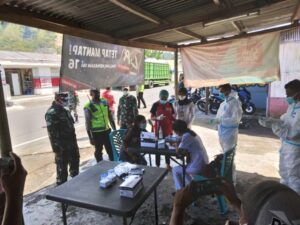 Aparat Gabungan TNI-Polri  Tutup Dua Titik di Ende Cegah Covid-19