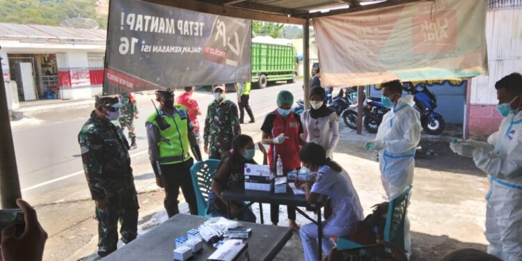 Aparat Gabungan TNI-Polri  Tutup Dua Titik di Ende Cegah Covid-19