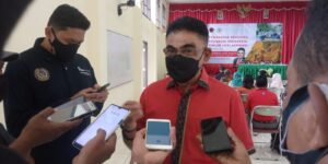 Andreas Hugo Pareira Salurkan Beasiswa Bagi Ribuan Peserta Didik di Kabupaten Ende