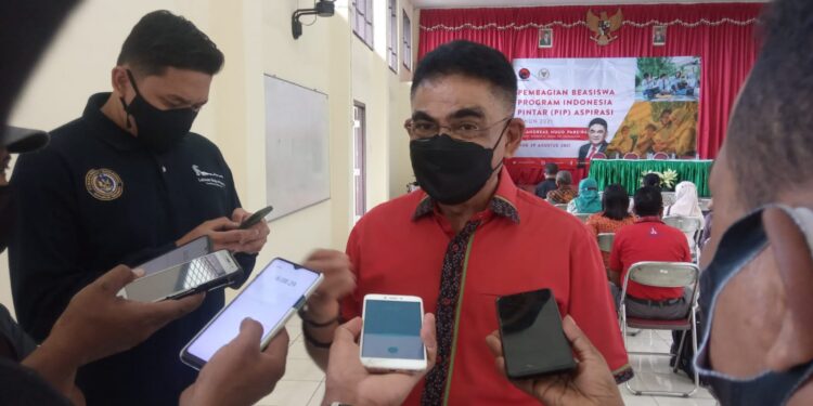 Andreas Hugo Pareira Salurkan Beasiswa Bagi Ribuan Peserta Didik di Kabupaten Ende