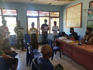 Pemdes Wewaria Serahkan BLT Kepada Masyarakat Terdampak Covid-19