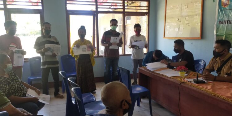 Pemdes Wewaria Serahkan BLT Kepada Masyarakat Terdampak Covid-19