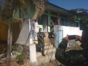 Danramil 1602-01/Ende, Kapten Inf. Ricky. A. Mesah Pantau Rumah Isolasi Pasien Covid-19 Desa Manulondo