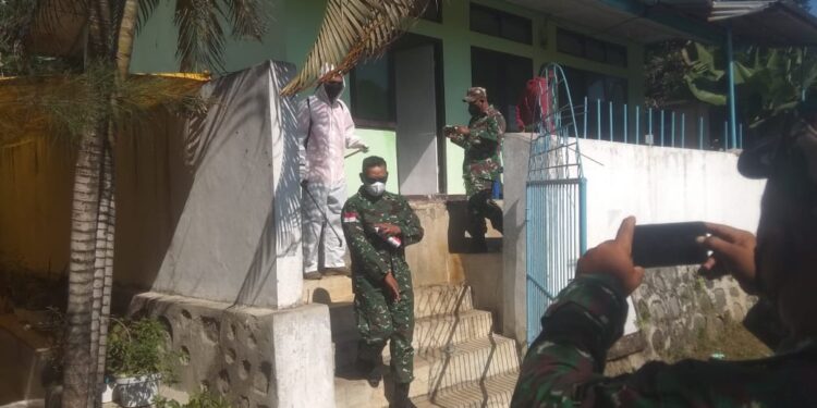 Danramil 1602-01/Ende, Kapten Inf. Ricky. A. Mesah Pantau Rumah Isolasi Pasien Covid-19 Desa Manulondo