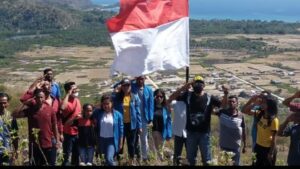 Pemerintah Desa Wewaria dan Mahasiswa Unflor Kibarkan Bendera di Puncak Bukit Watu Kota