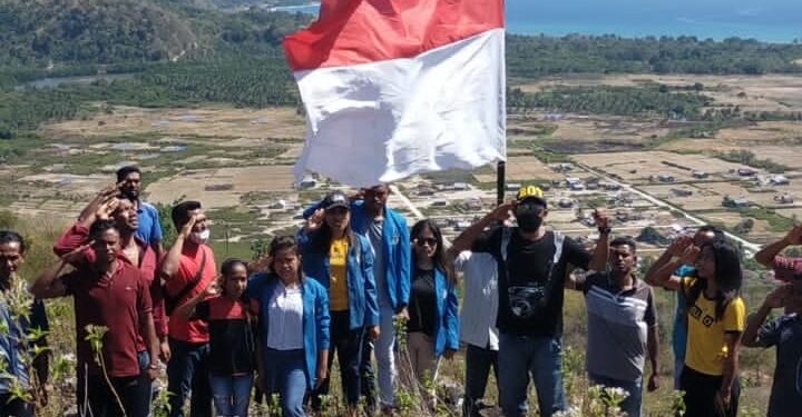 Pemerintah Desa Wewaria dan Mahasiswa Unflor Kibarkan Bendera di Puncak Bukit Watu Kota