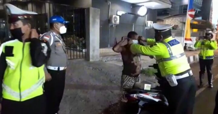 Polres-Kodim 1602 Ende Patroli Sadar Prokes Cegah Lonjakan Covid-19