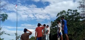 Kades Liabeke Apresiasi, Inisiatif Pemuda Kibarkan Bendera Merah Putih Peringati HUT RI
