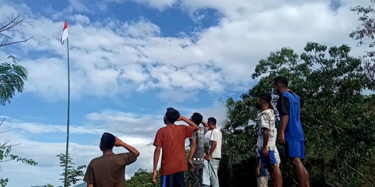 Kades Liabeke Apresiasi, Inisiatif Pemuda Kibarkan Bendera Merah Putih Peringati HUT RI