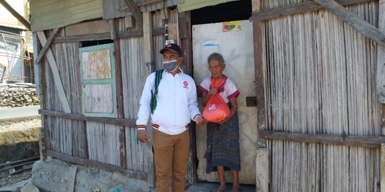 Peringati HUT RI Ke-76, PKS NTT Salurkan Bantuan Sembako Bagi Masyarakat Terdampak Covid-19