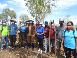 PLT Bupati Lembata Serahkan Sumur Bor, Gapoktan Amakaka Tingkatkan Produksi Jagung