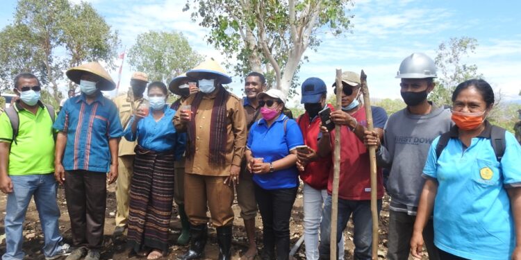 PLT Bupati Lembata Serahkan Sumur Bor, Gapoktan Amakaka Tingkatkan Produksi Jagung