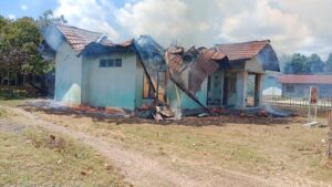 Si Jago Merah Lahap Gedung Puskesmas Pembantu di Desa Wewaria