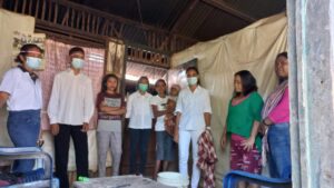 Mahasiswa Unika Kupang Simulasi “Ukup” Tumpas Covid-19 Bagi Warga Waikomo Lembata