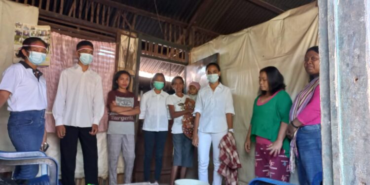 Mahasiswa Unika Kupang Simulasi “Ukup” Tumpas Covid-19 Bagi Warga Waikomo Lembata