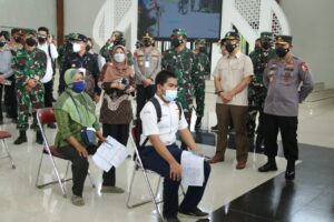 Vaksinasi dan Bansos di Jogyakarta, Kapolri Ingatkan Warga Disiplin Prokes di Sektor Ekonomi