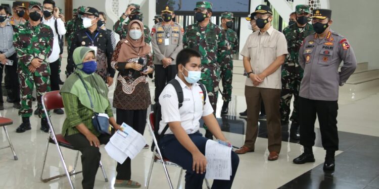 Vaksinasi dan Bansos di Jogyakarta, Kapolri Ingatkan Warga Disiplin Prokes di Sektor Ekonomi