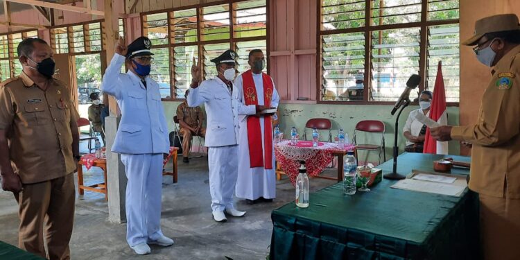 Wabup Manggarai Timur Lantik Dua Kades : Tantangan Tekan Laju Corona