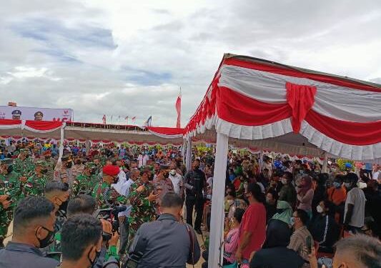 Bupati Merauke Dampingi Panglima TNI, Kapolri dan Menpora Pantau Vaksinasi Massal di Halaman Kantor Bupati