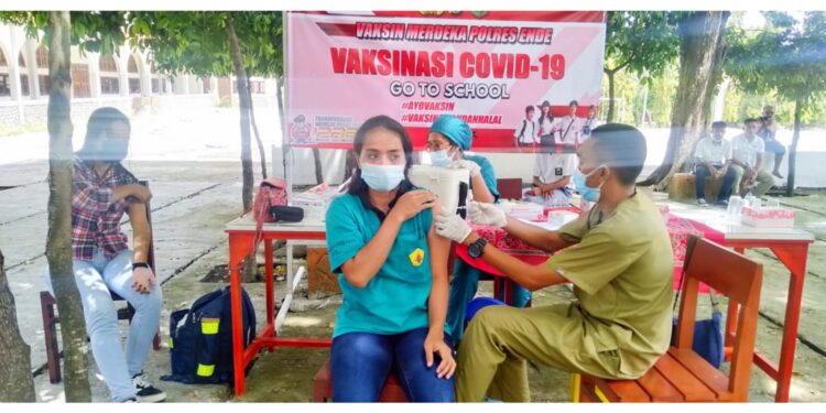 Polres Ende Vaksinasi “Merdeka Go To School” di Tiga Sekolah