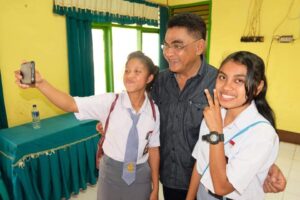 Andreas Hugo Parera Beri Bantuan Beasiswa Indonesia Pintar Untuk Pelajar Lembata