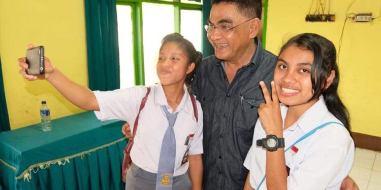 Andreas Hugo Parera Beri Bantuan Beasiswa Indonesia Pintar Untuk Pelajar Lembata