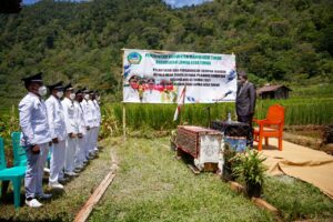 Bupati Matim Lantik Tujuh Kades di Pondok Baca Welu-Lembah Colol