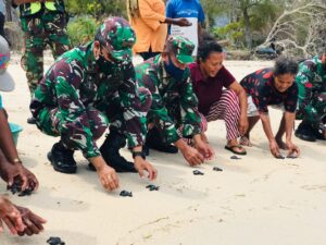 Dandim 1624/Flotim Lepas Tukik Di Pantai Jalur Gaza