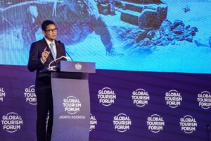 Breaking News : Sandiago Uno Apresiasi Bupati dan Wakil Bupati Matim, Lantik Kades di Obyek Wisata