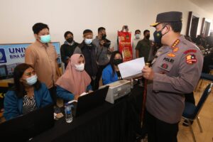 Kapolri Minta Semua Lokasi Pusat Aktivitas Warga Dipasang Aplikasi PeduliLindungi