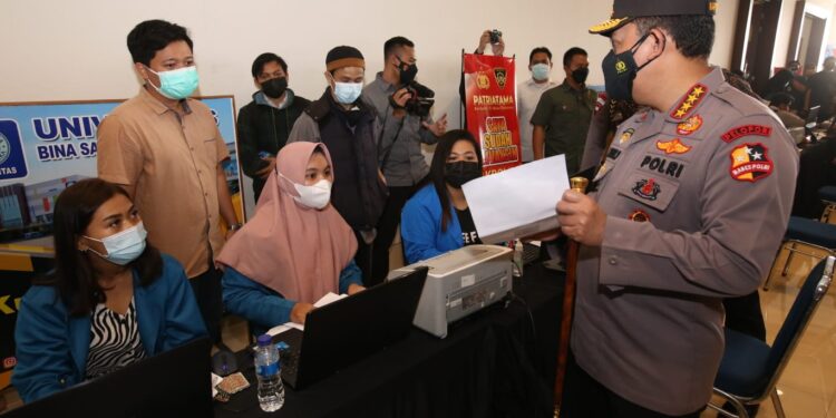 Kapolri Minta Semua Lokasi Pusat Aktivitas Warga Dipasang Aplikasi PeduliLindungi