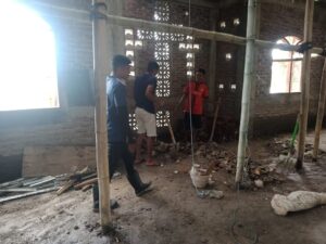 Mahasiswa KKN STPM Sta Ursula Ende Kerja Bakti di Kapela Watumite