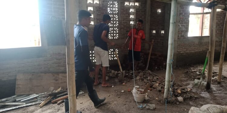 Mahasiswa KKN STPM Sta Ursula Ende Kerja Bakti di Kapela Watumite