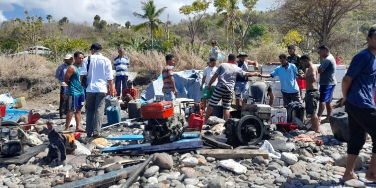 Ombak Besar Pantai Selatan Lembata Hempaskan KM Tunas Harapan 10