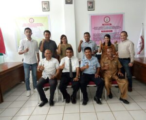 Husni Kusuma Dinata Serahkan Mandat Ketua LKBH FH Undana Kupang Kepada Reni Masu