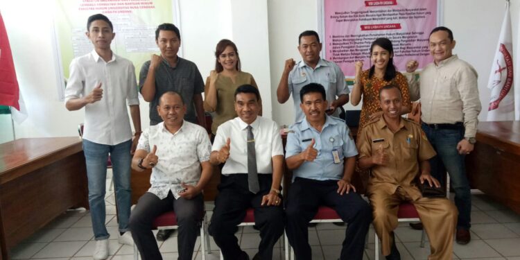 Husni Kusuma Dinata Serahkan Mandat Ketua LKBH FH Undana Kupang Kepada Reni Masu