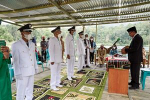 Wabup Manggarai Timur Lantik Empat Kades ditepi Danau Rana Kulan