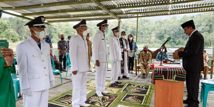 Wabup Manggarai Timur Lantik Empat Kades ditepi Danau Rana Kulan