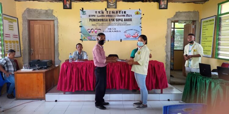 Mahasiswa KKN STPM Santa Ursula Fasilitasi Pleno Hasil “Diskusi Kampung” di Desa Uzuzamba