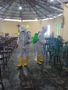 Mahasiswa KKN STPM Santa Ursula Ende Lakukan Penyemprotan Disinfektan Rumah Ibadah