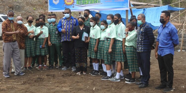 Bupati Lembata Sumbang Perpuluhan Gaji Perdana Untuk SMA SKO SMARD