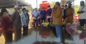 Sulaeman Hamzah Serahkan Traktor Untuk Petani 4 Desa di Lembata
