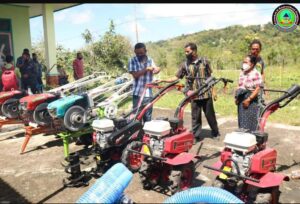 Wabup Matim Serahkan Alat Pertanian Aspirasi Anggota DPR RI Juli Laiskodat