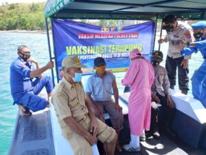 Polres Ende Lakukan Vaksinasi Terapung Bagi Warga Pesisir Pulau Ende