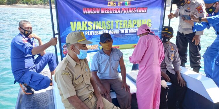 Polres Ende Lakukan Vaksinasi Terapung Bagi Warga Pesisir Pulau Ende